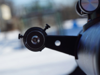 Искатель регулируется при помощи трех винтов